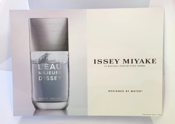 Pancarte publicitaire Issey Miyake pour décorer vos vitrines