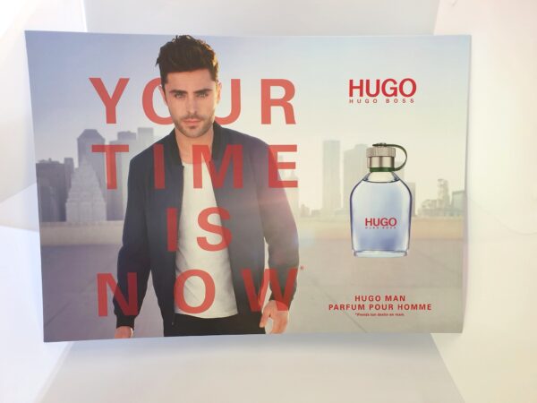 Pancarte publicitaire Hugo Boss pour décorer vos vitrines