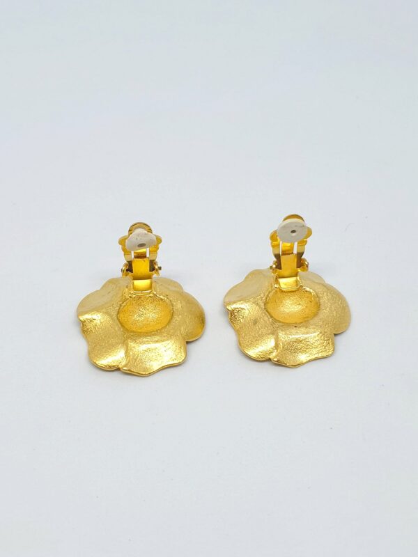 Boucles d’oreilles clips vintage en métal doré en forme de fleurs signées Kenzo