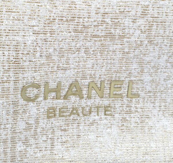 Magnifique pochette Carrée Chanel Beauté