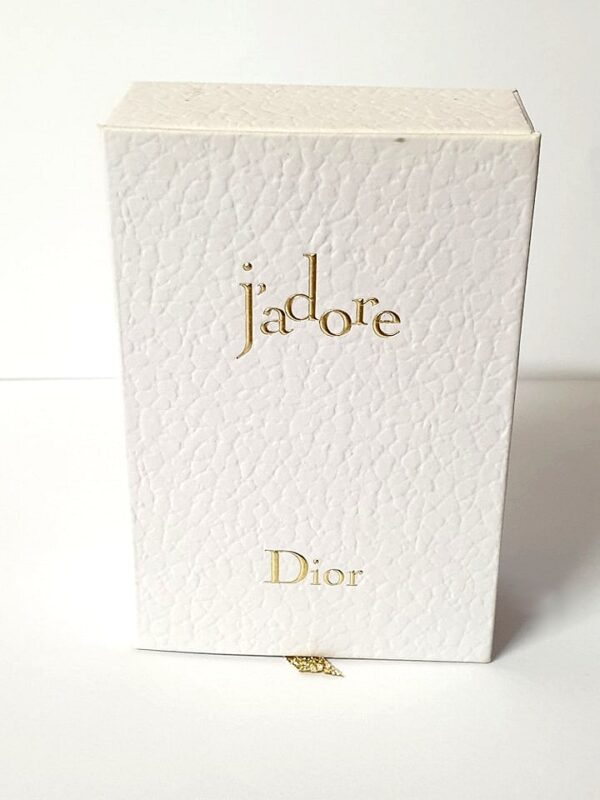 Miniature de parfum J'adore de Dior dans un coffret